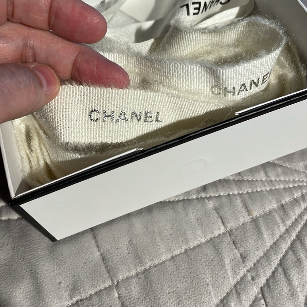Chanel Box with Chanel Ribbon - Picture 11 of 12